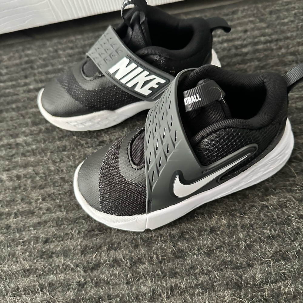 Nike Kids Black and White Hook-and-Loop Sneakers - Picture 2 of 2